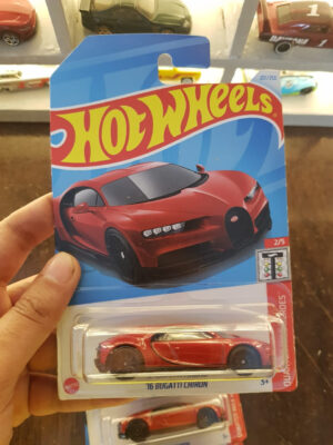 Front view of Hot Wheels '16 Bugatti Chiron in red