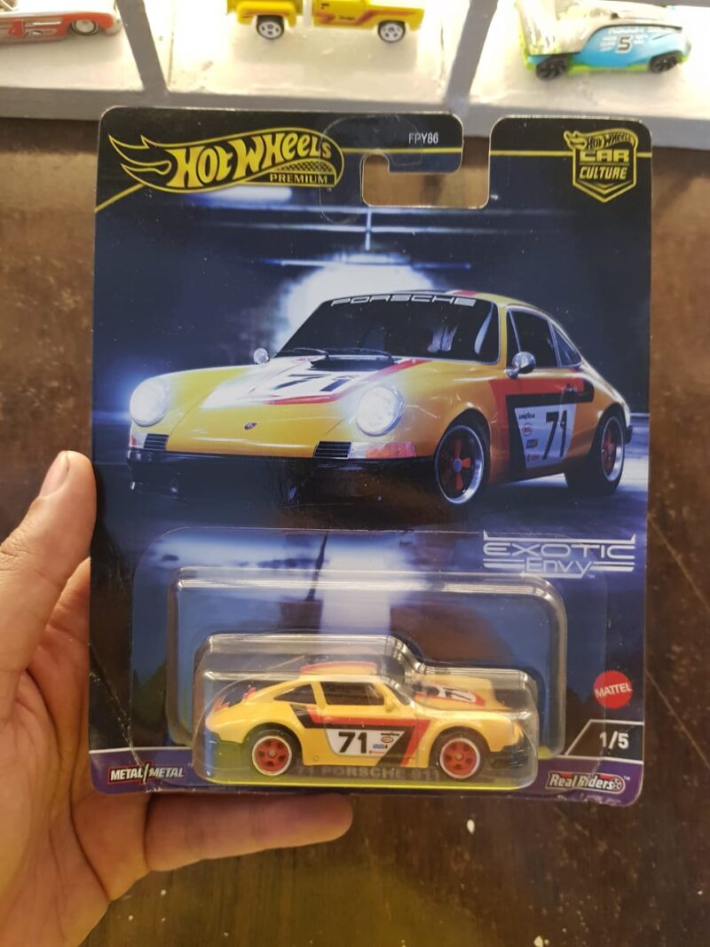 Front view of Hot Wheels Premium '71 Porsche 911 die-cast model