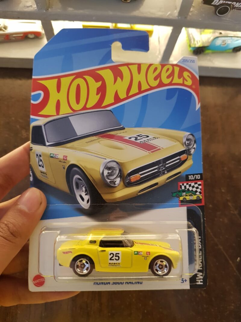hot-wheels-honda-s800-racing-front Front view of Hot Wheels Honda S800 Racing die-cast model